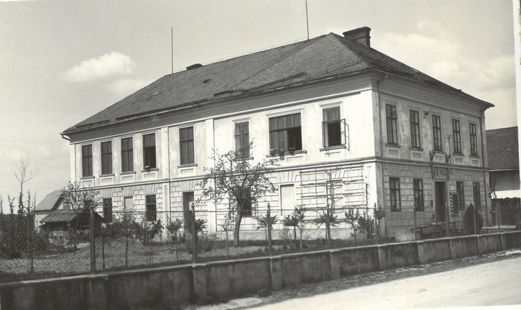 0043_001_Původní vzhled školní budovy ve Střeni..jpg